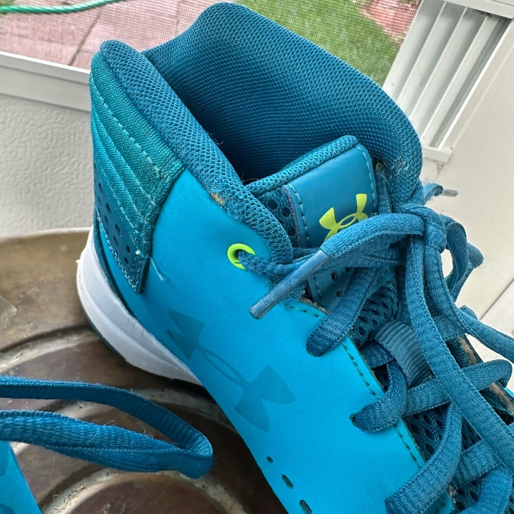 Under Armor Girl’s Basketball Shoes, 6Y - Picture 2 of 6
